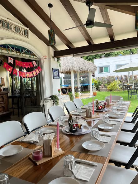 Montaje de cumpleaños con vista al jardín y la palapa