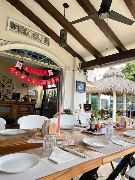 La terraza de Casa Barragán con el arco de la entrada y la palapa