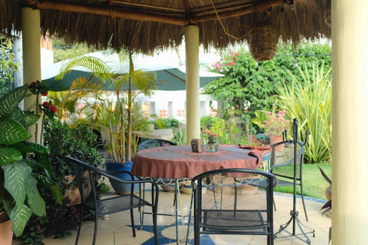 Mesa bajo la palapa
