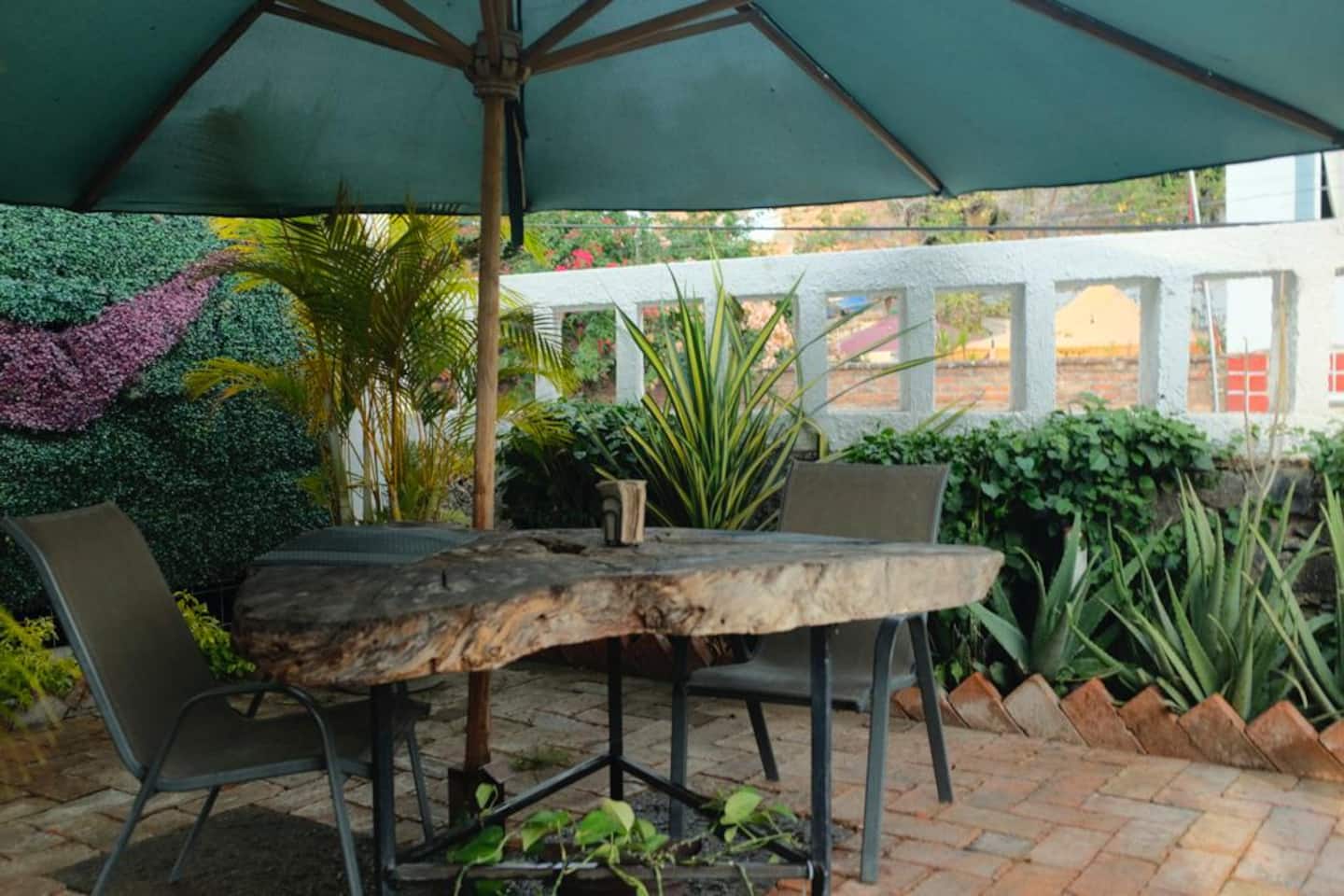 Mesa de madera en el jardín